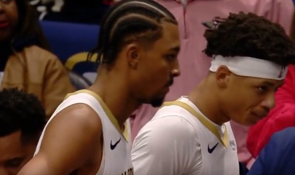 不仅会扔三分！墨菲抢断反击表演单臂滑翔拉满战斧劈扣！