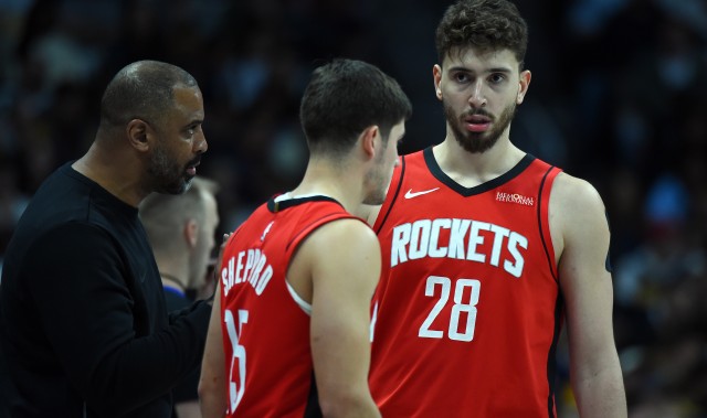 开云官网-放空申京&amp;阿门5米！申谢两个防守黑洞 打火箭包夹KD先赢一半？